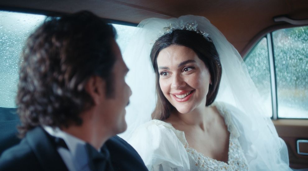 Ce suplă se menține Bergüzar Korel la 42 de ani! A îmbrăcat din nou rochia de mireasă Ce suplă se menține Bergüzar Korel la 42 de ani! A îmbrăcat din nou rochia de mireasă