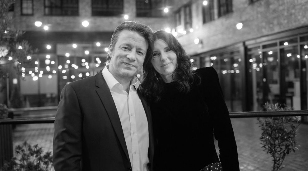 După cinci sarcini, soția lui Jamie Oliver are la 50 de ani o siluetă de invidiat