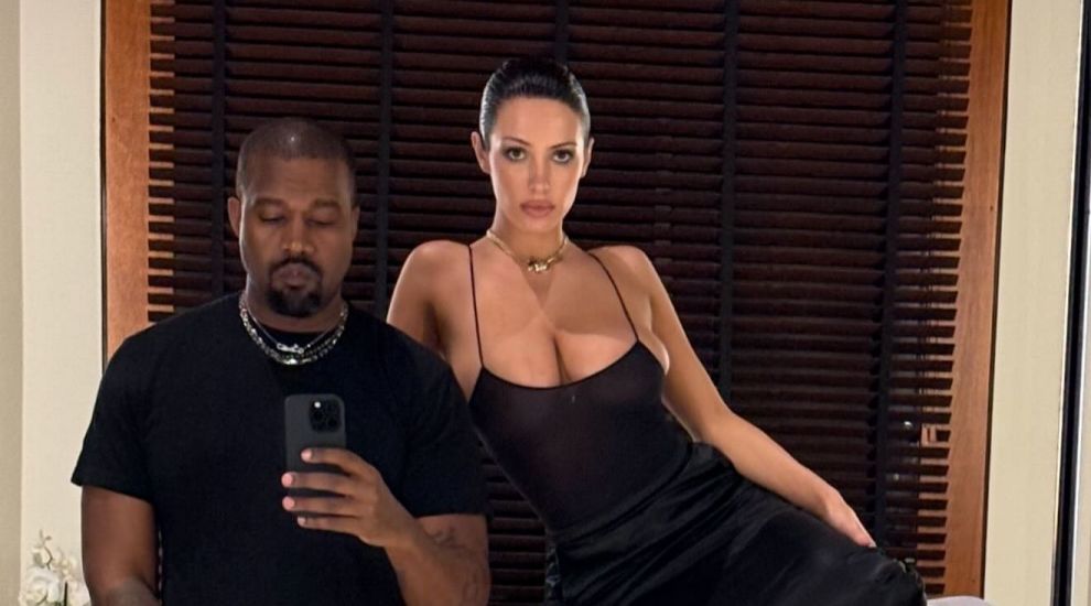 Absolut scandalos! Kanye West și-a expus iubita complet dezbrăcată la Grammy ndash; și pentru asta a plătit scump! Absolut scandalos! Kanye West și-a expus iubita complet dezbrăcată la Grammy ndash; și pentru asta a plătit scump!