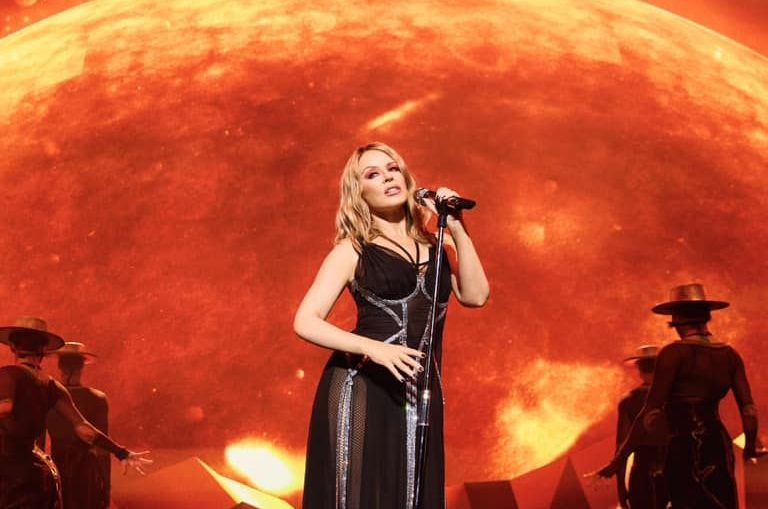 Are 56 de ani, dar arată de 36! Kylie Minogue e în continuare pe val