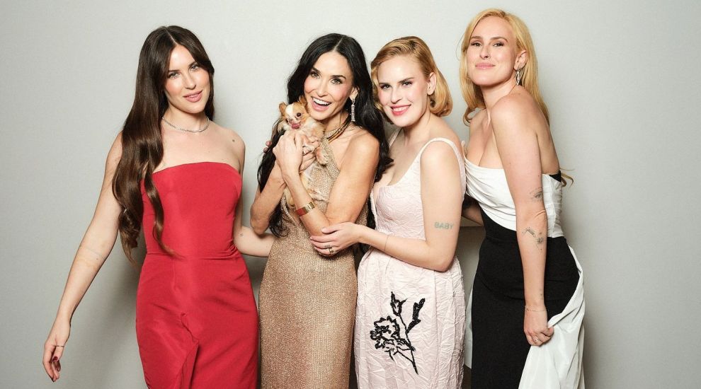 Sunt surori sau mamă și fiice? Demi Moore s-a distrat după Oscaruri cu fetele ei