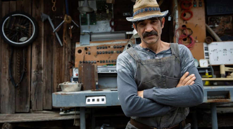 Cuzin Toma aka Firicel din Las Fierbinți, așa cum nu l-ai mai văzut niciodată: pe podiumul de modă