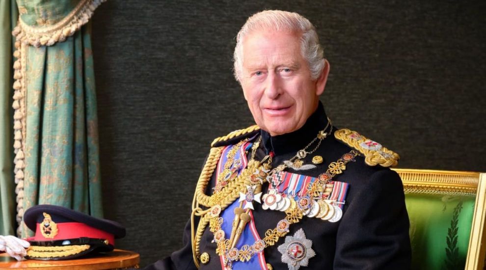 De ce Regele Charles nu va fi prezent la funeraliile Papei?