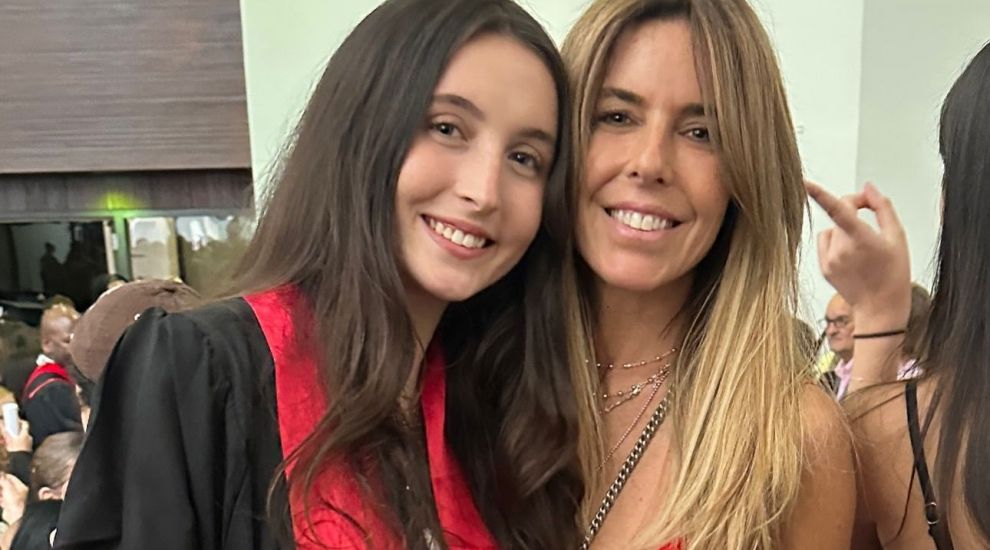 Ce fată mare are Juan Soler! Mia e deja absolventă Ce fată mare are Juan Soler! Mia e deja absolventă