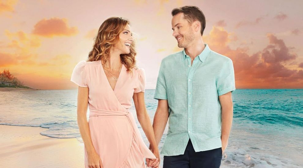 Tricia Helfer și Paul Campbell trăiesc o Dragoste la malul mării Tricia Helfer și Paul Campbell trăiesc o Dragoste la malul mării