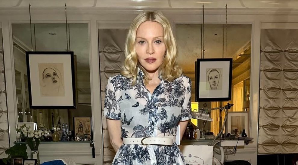 Ce se ascunde în baia Madonnei: proclamații anti-război de la John Lennon și Yoko Ono și omagii aduse lui Cher