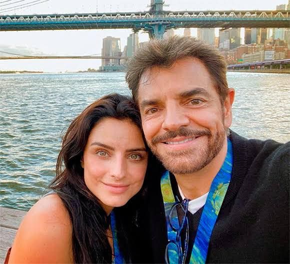 &Icirc;n plin doliu, actrița Aislinn Derbez și-a petrecut Crăciunul cu familia tatălui său, actorul Eugenio Derbez