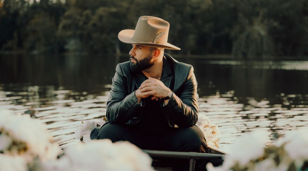 Carin Leon și-a anulat concertele după ce a fost diagnosticat cu febră dengue