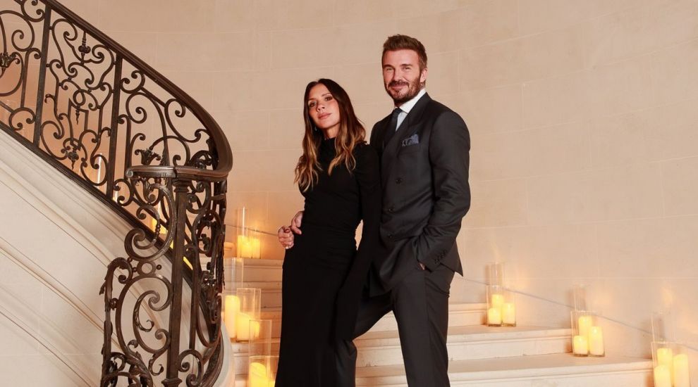 Face ce face și cade &icirc;n picioare! &Icirc;n mijlocul scandalului cu fiul său, Victoria Beckham e adulată la Paris