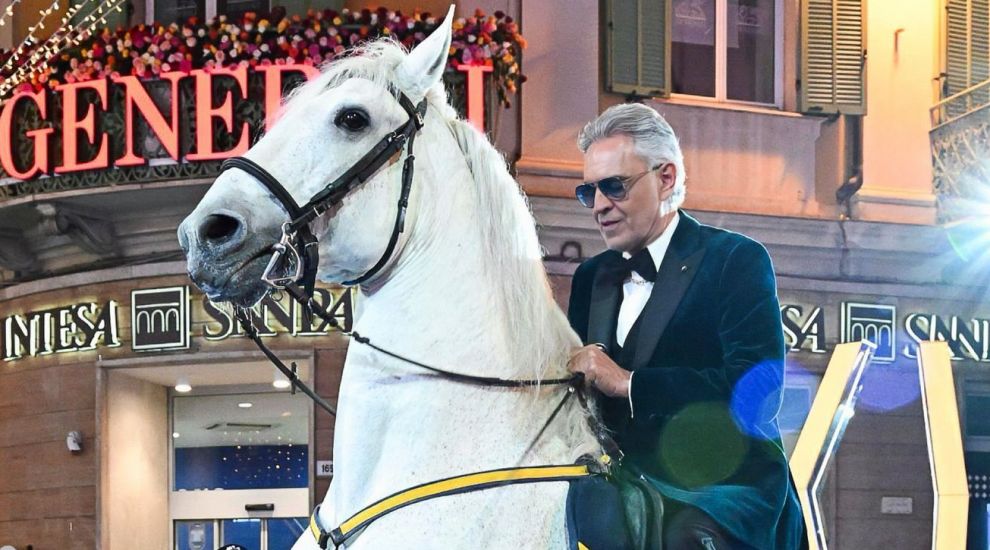 Andrea Bocelli și-a făcut o intrare grandioasă la Sanremo 2026, călare pe cal