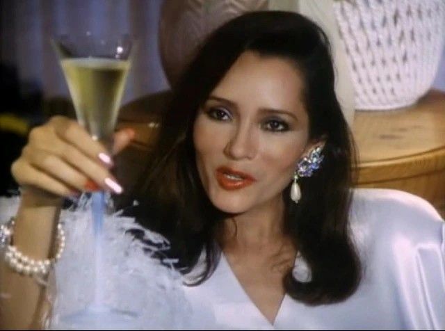 Actrița care a jucat-o pe Angelica Nero &icirc;n Dallas a pozat de două ori &icirc;n Playboy și a apărut &icirc;ntr-un film James Bond