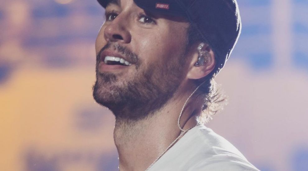 Enrique Iglesias &icirc;mpărtășește un moment adorabil cu bebelușul său