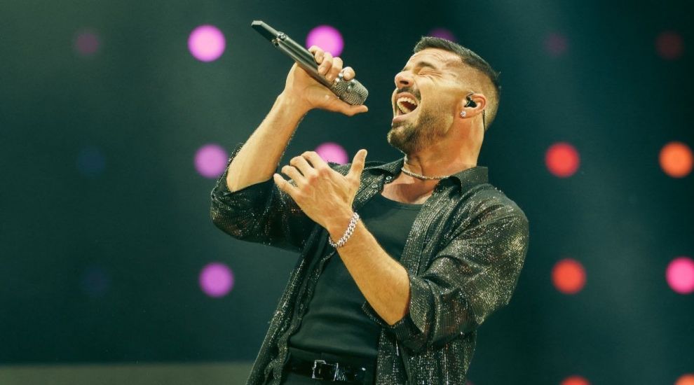 Ricky Martin și echipa sa, &icirc;n pericol după un atac cu gaz lacrimogen &icirc;n timpul concertului din Muntenegru
