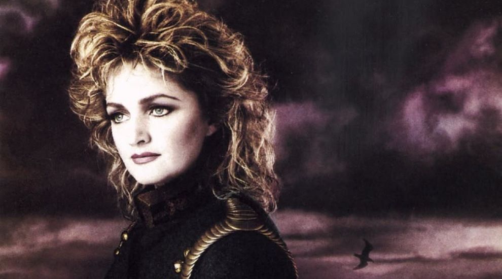 Impresionant! Cortegiu funerar uriaș pentru Bonnie Tyler la repatrierea &icirc;n Țara Galilor