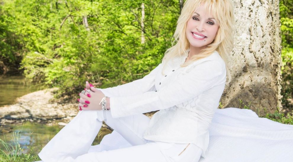 Extravaganță de divă! De ce și-a dorit Dolly Parton să fie &icirc;nmorm&acirc;ntată &icirc;ntr-un sicriu plușat?