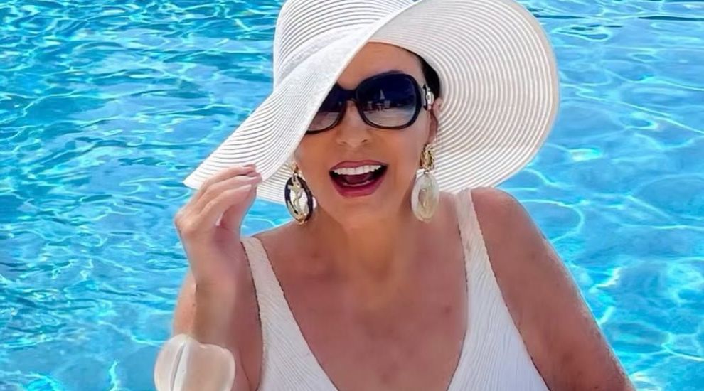 Joan Collins poartă mini și la 93 de ani!