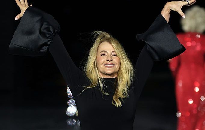 Nadia Comăneci a defilat pe podiumul de modă la Paris alături de starurile lumii