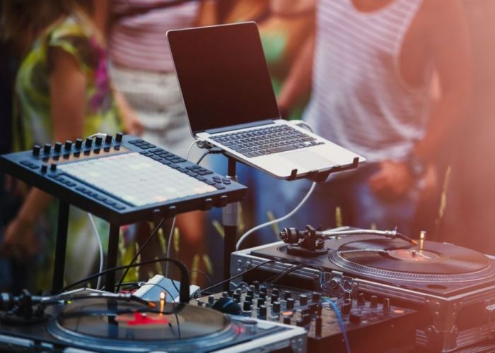 (P) Boxe, amplificator audio și mixer amplificat. De ce mai avem nevoie pentru o petrecere perfectă?