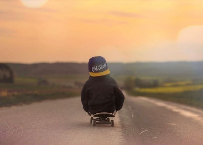 Cum să-ți înveți copilul să meargă pe skateboard