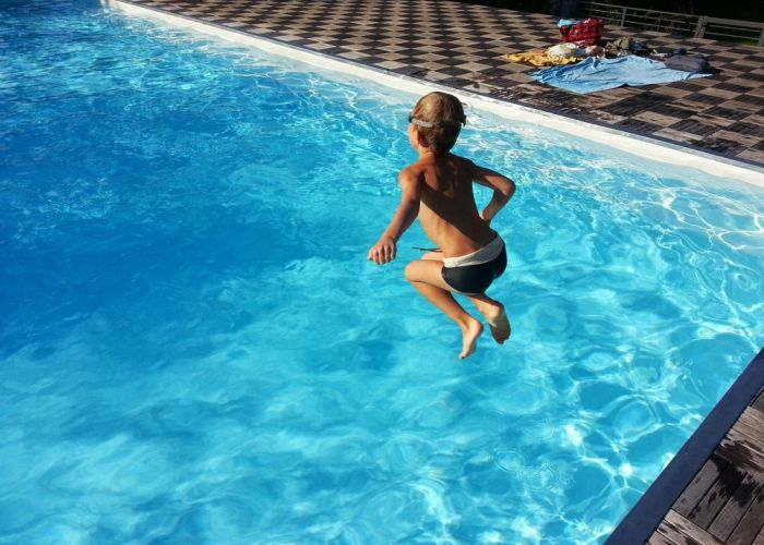 (P) 7 sfaturi pentru îngrijirea și curățarea piscinei