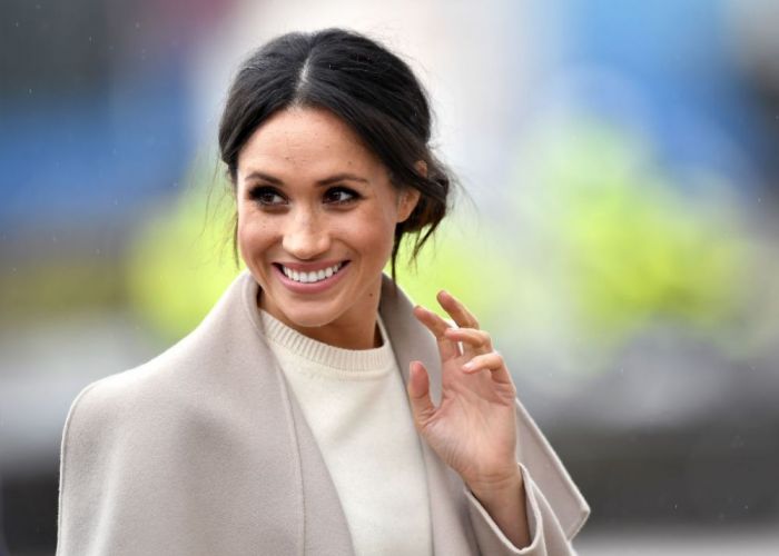 Seamănă atât de bine cu Meghan Markle, încât a devenit celebră în întreaga lume. Cum arată femeia