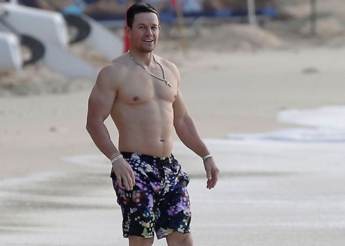 Mark Wahlberg s-a dezbrăcat ca să le arate fanilor că e alergic la bdquo;aproape orice