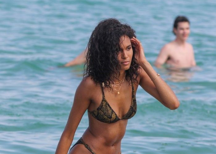Cindy Bruma, spectacol total la plajă. Modelul a făcut senzație cu silueta sa