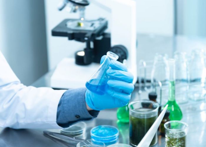 (P) Lucrezi într-un laborator? Iată ce beneficii poate asigura un dulap metalic!