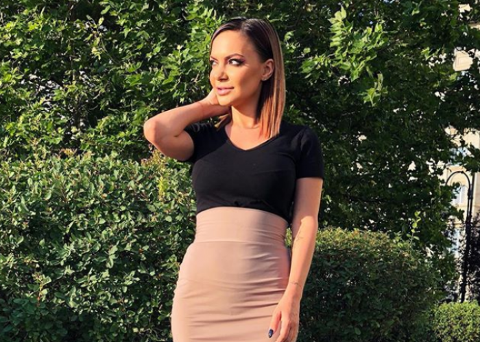Andreea Antonescu, imagini incendiare de la piscină. Cât de bine arată cântăreața în costum de baie