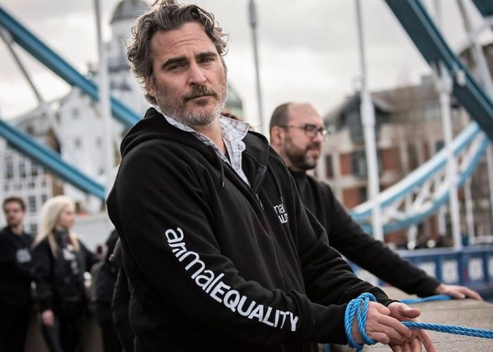 Cum vrea Joaquin Phoenix să te convingă să nu mai mănânci carne