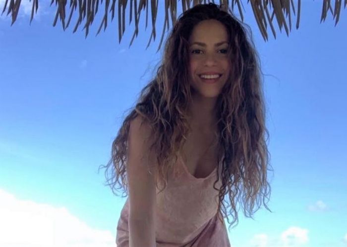 Shakira arată ca o școlăriță în costumele de baie create de ea