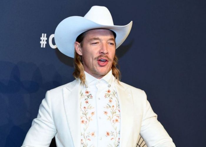 Diplo, în costumul lui Adam, în Jamaica. bdquo;Cu fața la noi, doar vorbim cu tine