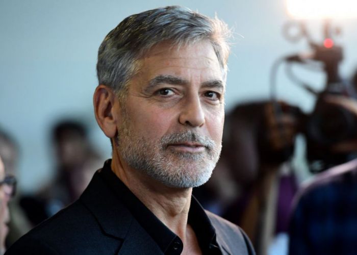George Clooney își tunde singur părul de 25 de ani
