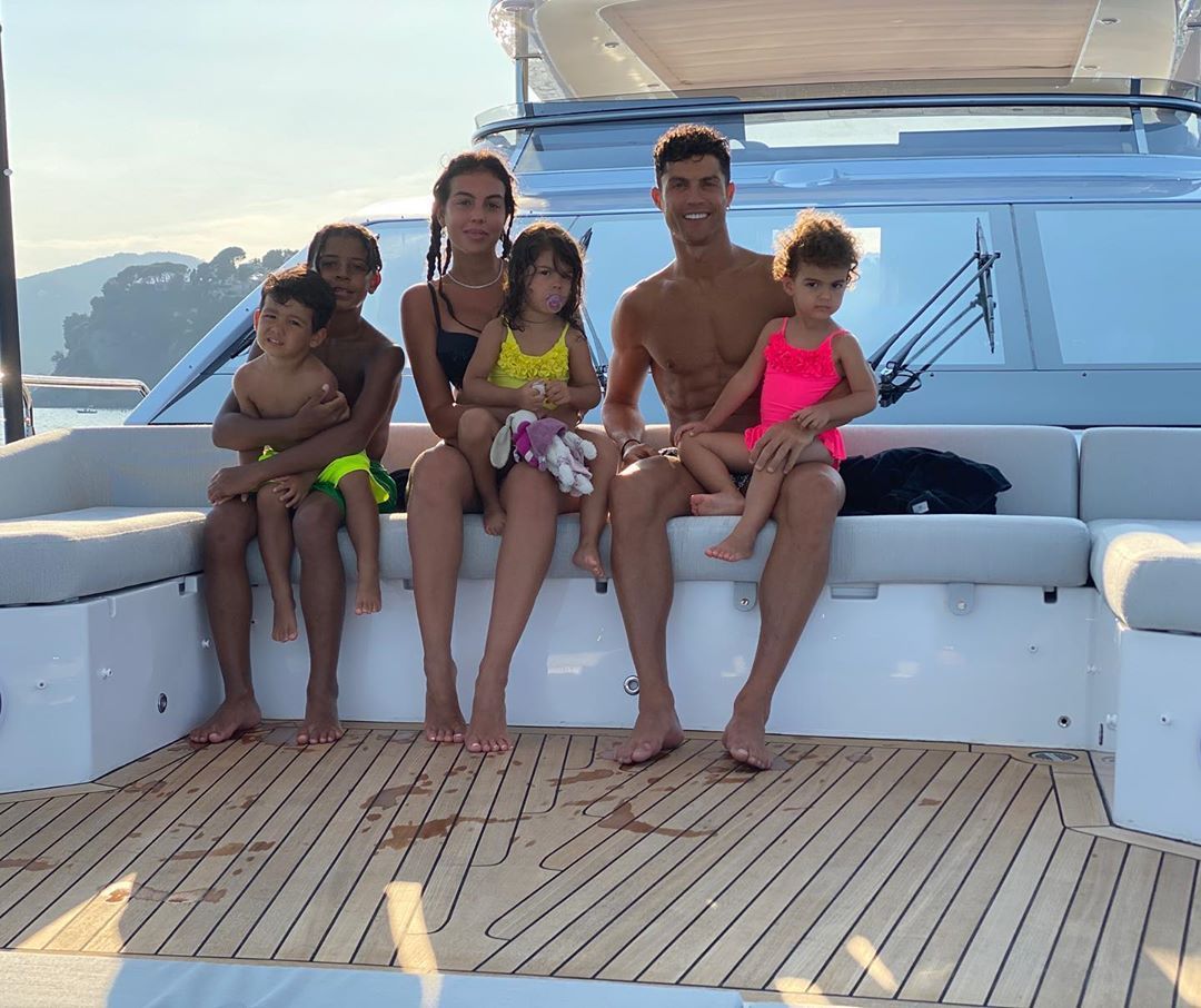 Cristiano Ronaldo are o familie mare! Cum arată cei 4 copii ai fotbalistului. GALERIE FOTO