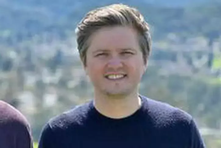 Român mutat în SUA: „Poți să-ți iei BMW sau Tesla, sau ce vrei tu, dar mergi de la București la Bacău tot pe drum național cu două benzi”