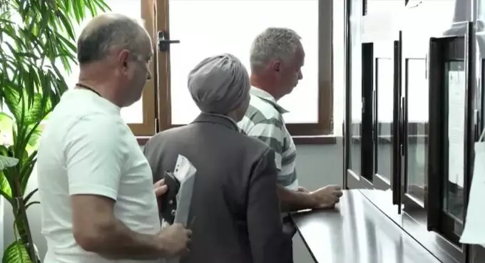 Rom&acirc;nii s-au grăbit la ghișee ca să &icirc;și re&icirc;nnoiască buletinele pentru a vota: &bdquo;Abia am făcut cununia și vrem să votăm&rdquo;