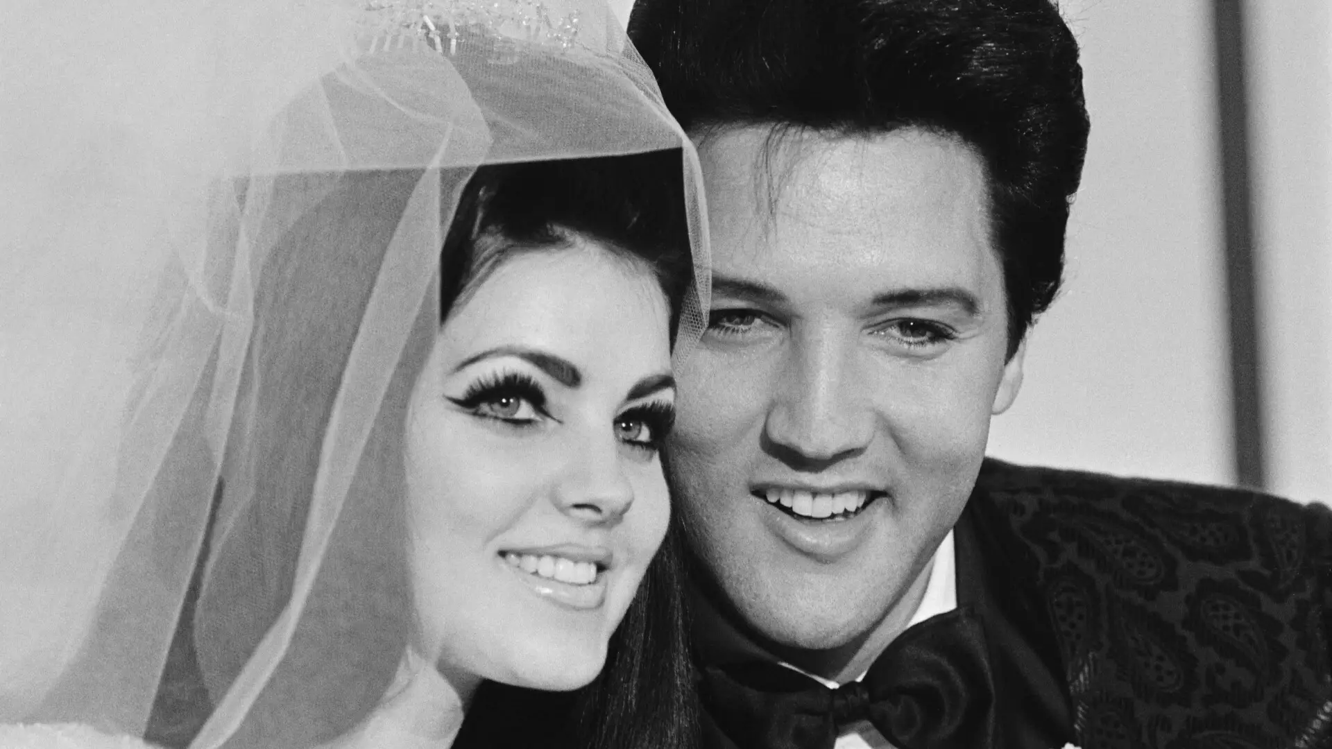 Priscilla Presley a &icirc;mplinit 80 de ani. Fosta soție a lui Elvis, un simbol al eleganței și discreției. GALERIE FOTO