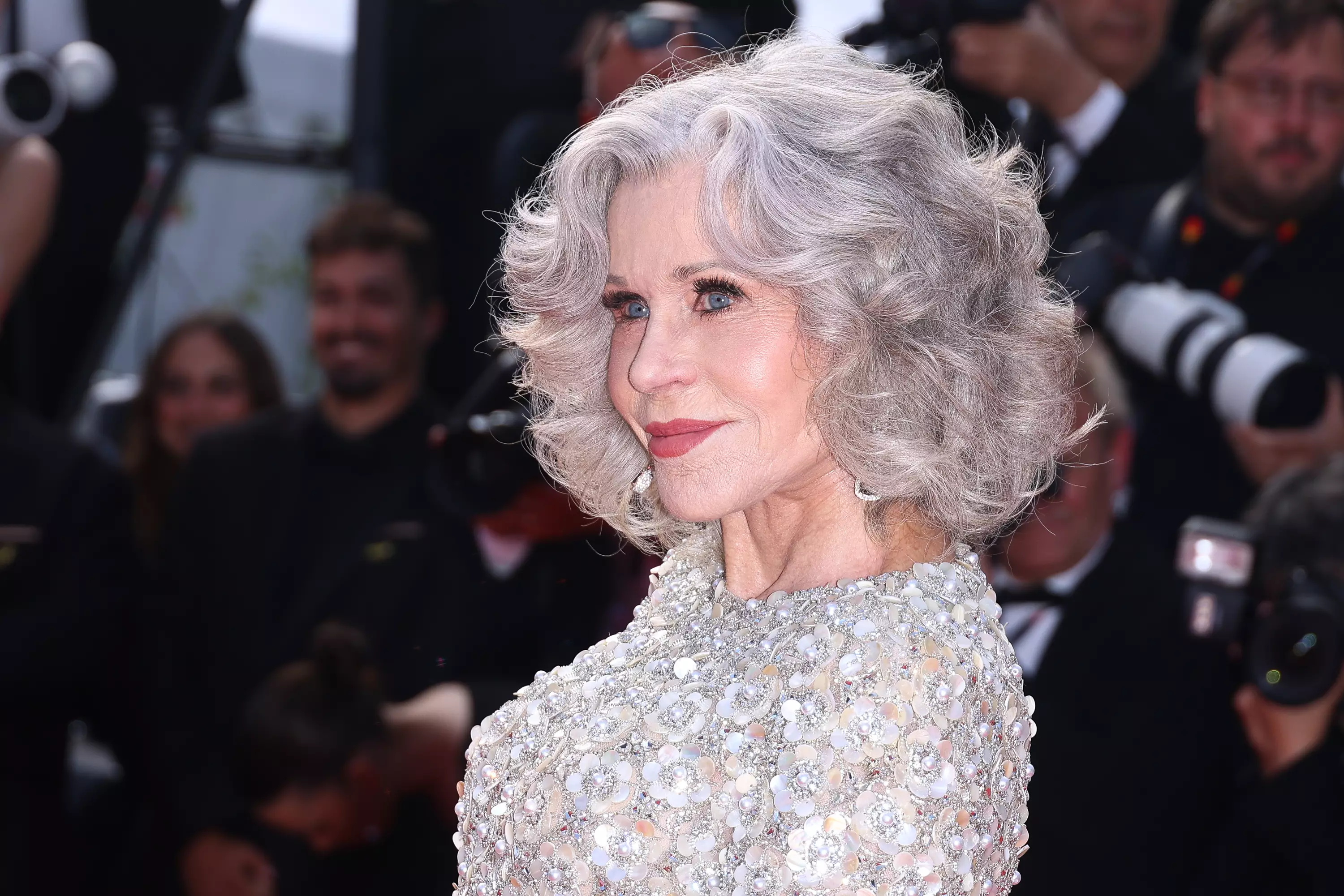 Jane Fonda, apariție spectaculoasă la 87 de ani, pe covorul roșu de la Cannes. GALERIE FOTO
