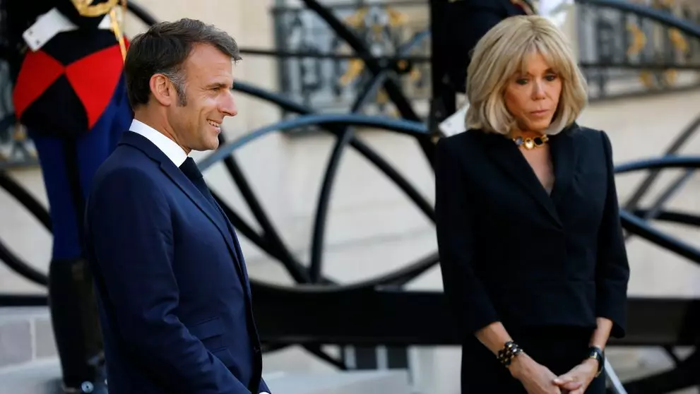 Zvonurile despre homosexualitate și presupusele fotografii compromițătoare care b&acirc;ntuie căsnicia lui Macron: după palma de la Brigitte, ies la iveală detalii neașteptate despre relația lor