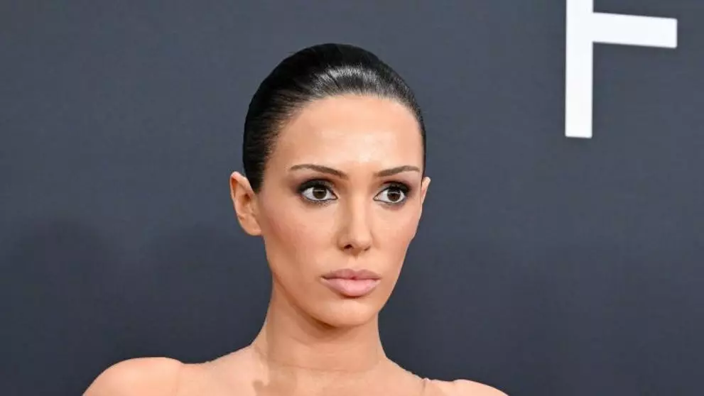 Bianca Censori șochează din nou: apariție &icirc;ndrăzneață &icirc;n top plasă și dres transparent, fără nimic pe dedesubt