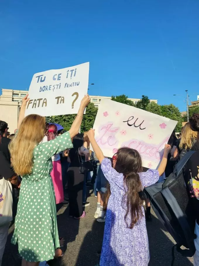 Protest la Guvern, după crima din Cosmopolis. Femicidul, cerut ca infracțiune distinctă &icirc;n Codul Penal. &bdquo;Ne-am săturat&rdquo;