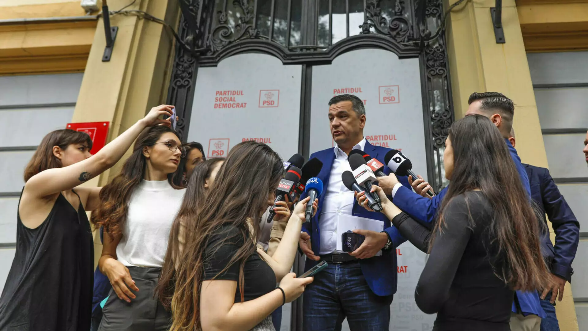 Surse: PSD &bdquo;dă vina&rdquo; pe un consilier prezidențial pentru taxa pe tranzacții bancare. Varianta fără USR la guvernare, pe masă