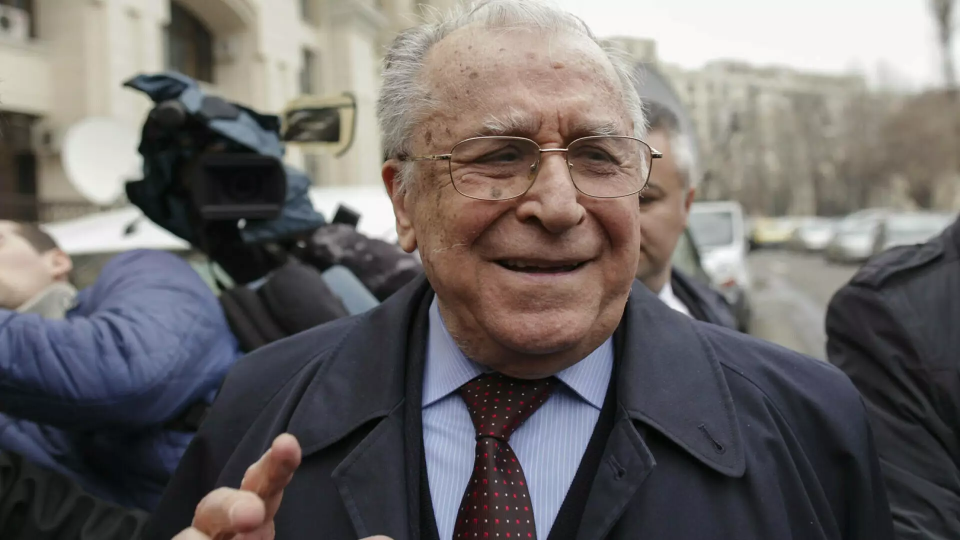 Ion Iliescu ar putea avea o tumoră la nivel pulmonar. Este &icirc;n continuare internat la terapie intensivă