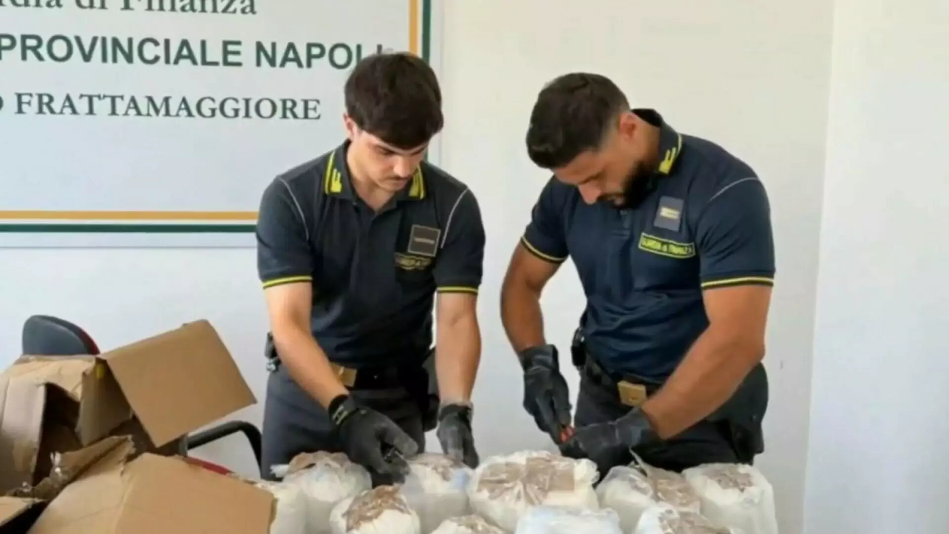 Un transport periculos care urma să ajungă la Los Angeles a fost oprit de poliție. Ce se afla &icirc;n pachete de paste şi făină