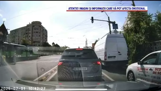 VIDEO cu momentul &icirc;n care un tramvai și un autobuz s-au ciocnit &icirc;n București. 11 călători răniți, unul are plăgi tăiate