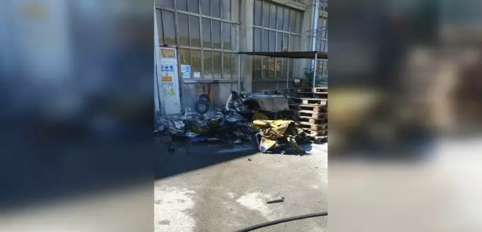 Un avion de mici dimensiuni s-a prăbuşit &icirc;n curtea Astra Vagoane Arad. Două persoane au murit