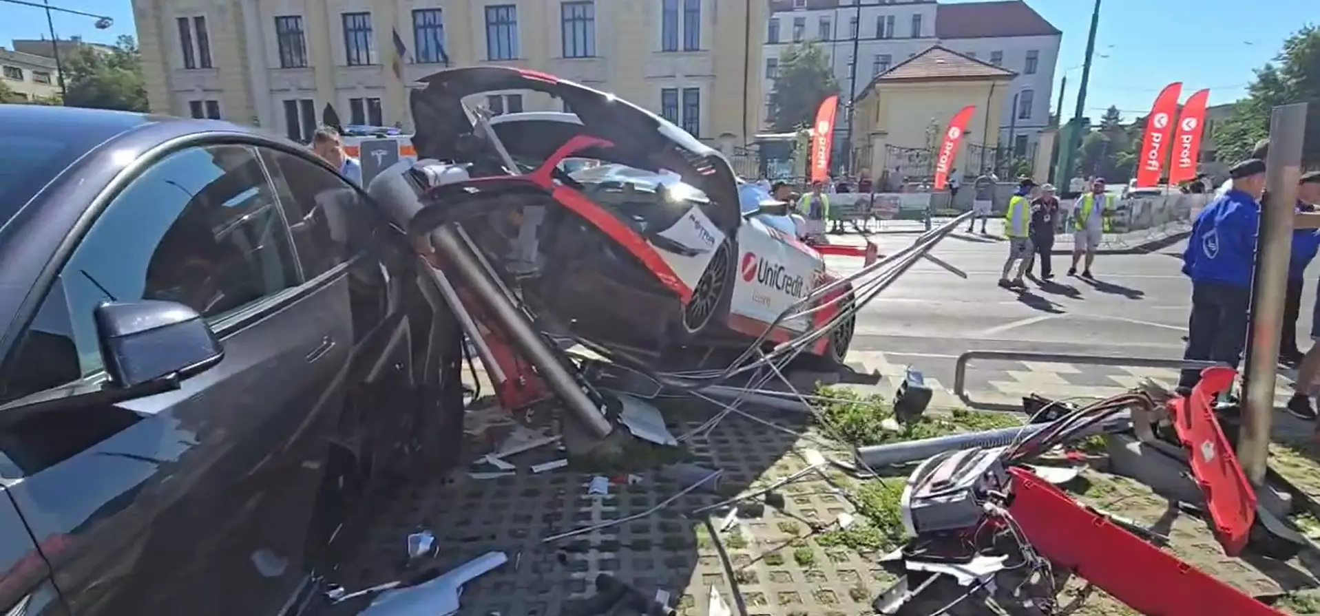 https://stirileprotv.ro/stiri/actualitate/fiul-lui-mihai-leu-a-fost-implicat-intr-un-accident-grav-la-raliu-masina-condusa-de-el-a-rupt-un-parapet-de-beton.html