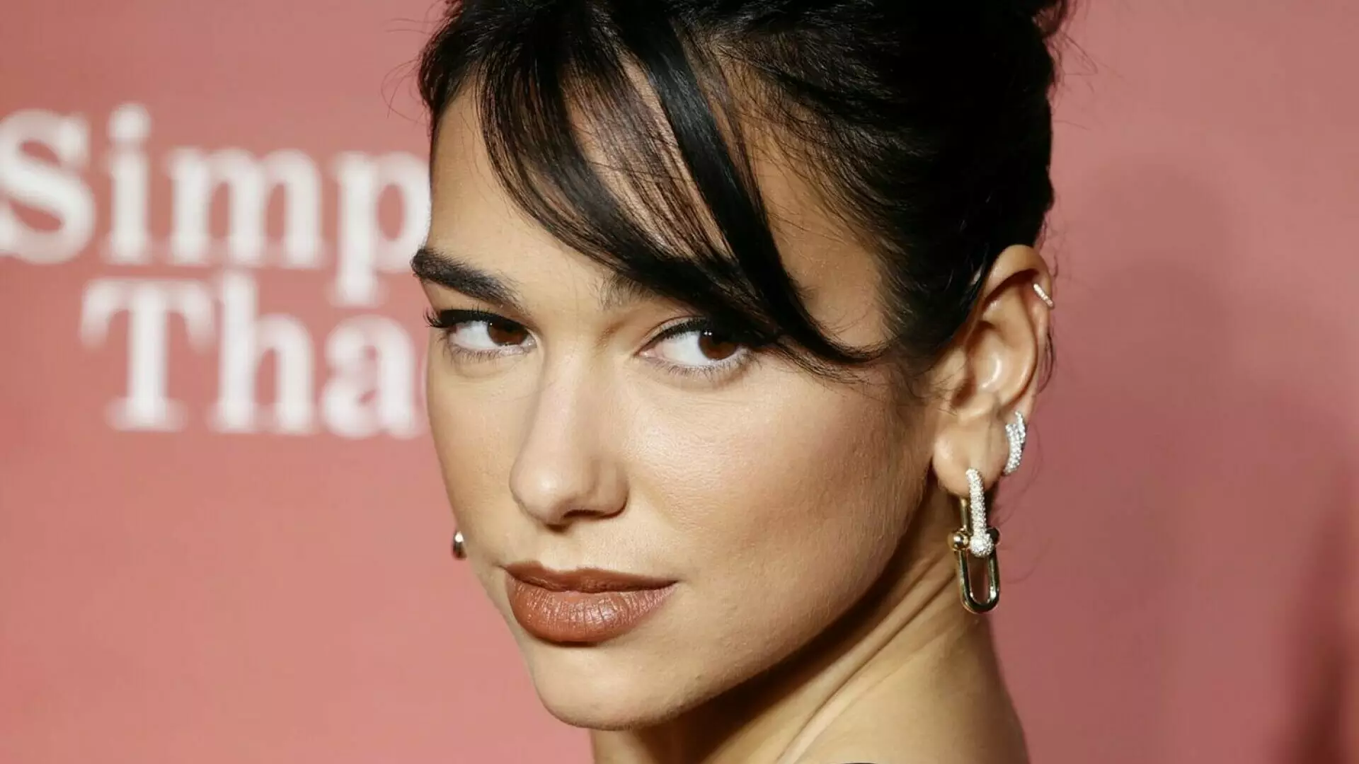 Dua Lipa a &icirc;mplinit 30 de ani. Povestea din spatele succesului. GALERIE FOTO
