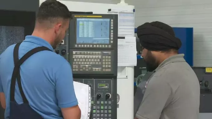 Rom&acirc;nia atrage muncitori calificați din Asia. Ce salarii primesc sudorii, electricienii și inginerii străini