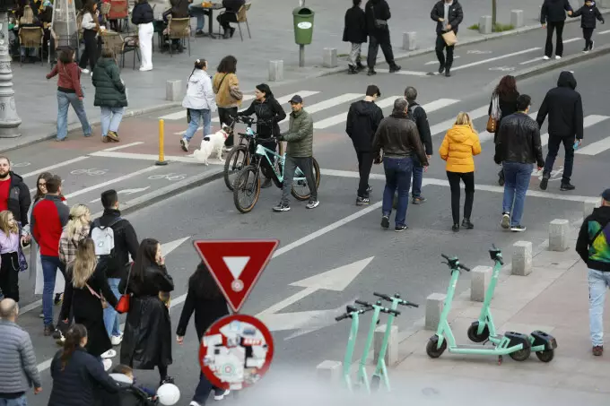 Experți cu banii privatului. Discuții intense &icirc;n coaliție pe majorarea salariului minim, plătit de patroni. Care ar fi plusul